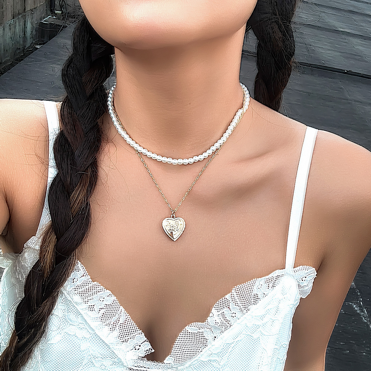 European and American cross-border jewelry, sweet and cool, cold style, large heart pendant, hot girl necklace, niche beaded necklace, versatile for women Application Scenario
