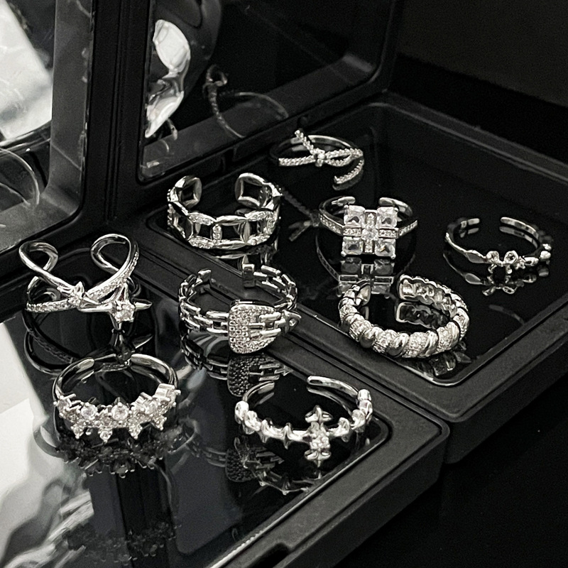 A high-end, irregular bow, cross and starburst ring for women, with a light and luxurious touch, is exquisite and adjustable Application Scenario
