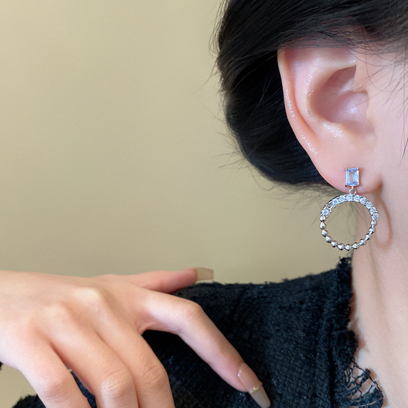 Exquisite super flash zircon geometric circle earrings, exuding a feminine charm and a sense of sophistication. Exaggerated stud earrings, a unique and retro style, are popular online earrings Application Scenario