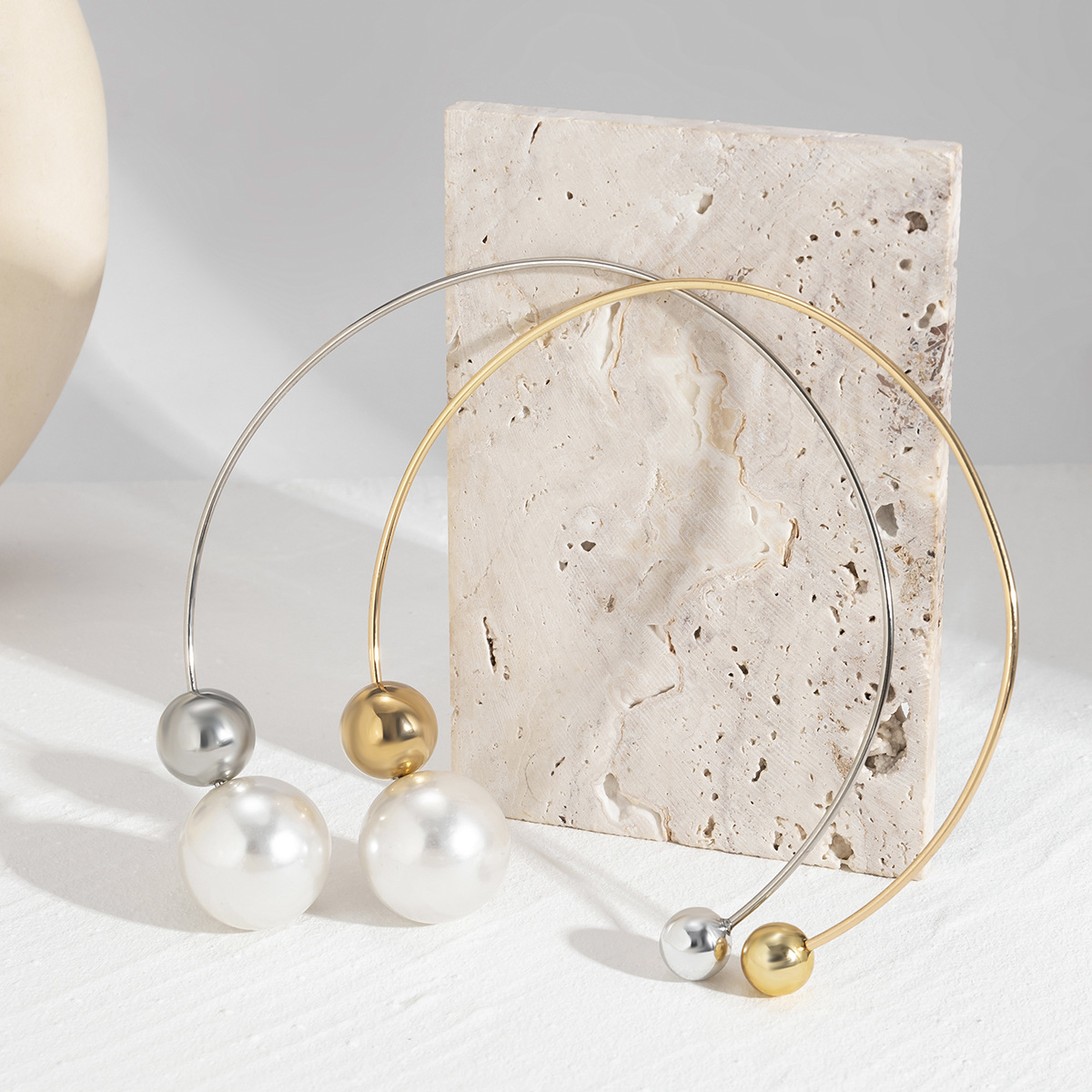 European and American cross-border jewelry: Simple and individual, asymmetrical geometric round bead necklaces, niche design sense, open necklaces for women Application Scenario