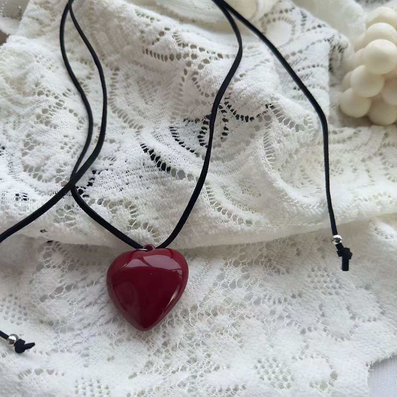 Korean black heart-shaped adjustable leather rope long necklace, women's red retro style accessory sweater chain Application Scenario