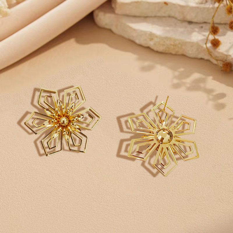 European and American cross-border supply, fashionable and individual, exaggerated hollowed-out flower earrings, women's niche design sense ear studs, elegant earrings Specification drawing