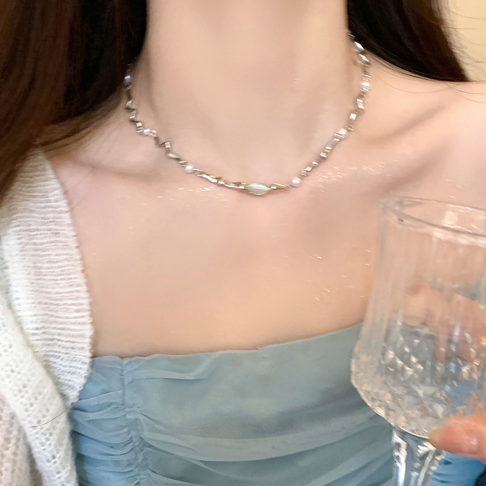 Light luxury, niche, sweet and cool pearl and water diamond necklace with Instagram design, irregular twisted necklace, 2023 new style details Picture