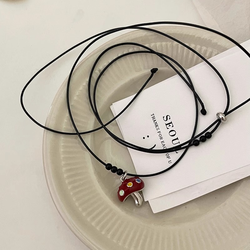 A new trendy spray-painted red heart-shaped mushroom drawstring necklace for women in autumn and winter, a cute and niche collarbone chain Specification drawing