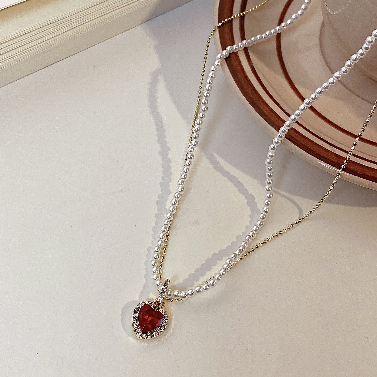 A double-layered heart-shaped pearl necklace for women with an Instagram minimalist design, a collarbone chain with a niche style, a French necklace details Picture