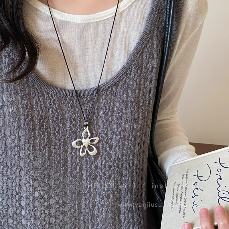 Korean Instagram blogger's hollowed-out flower pendant necklace is a feminine black rope that can be pulled and adjusted. It's a long sweater chain Specification drawing