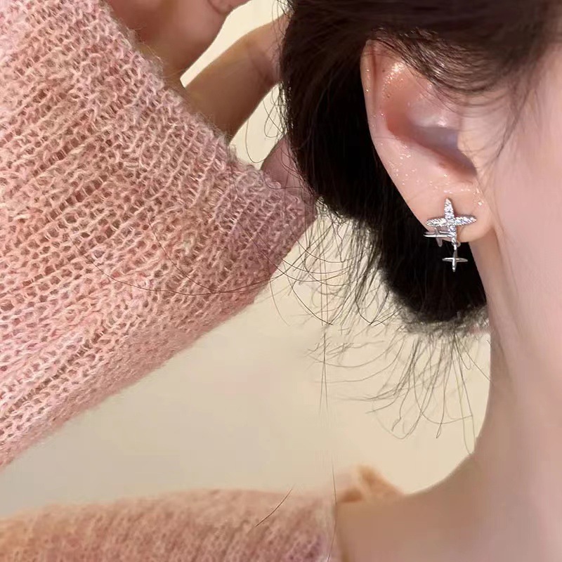 s925 Exquisite Super Sparkling Star Cross Earrings, a sweet and cool niche design for women, stylish and versatile stud earrings Application Scenario