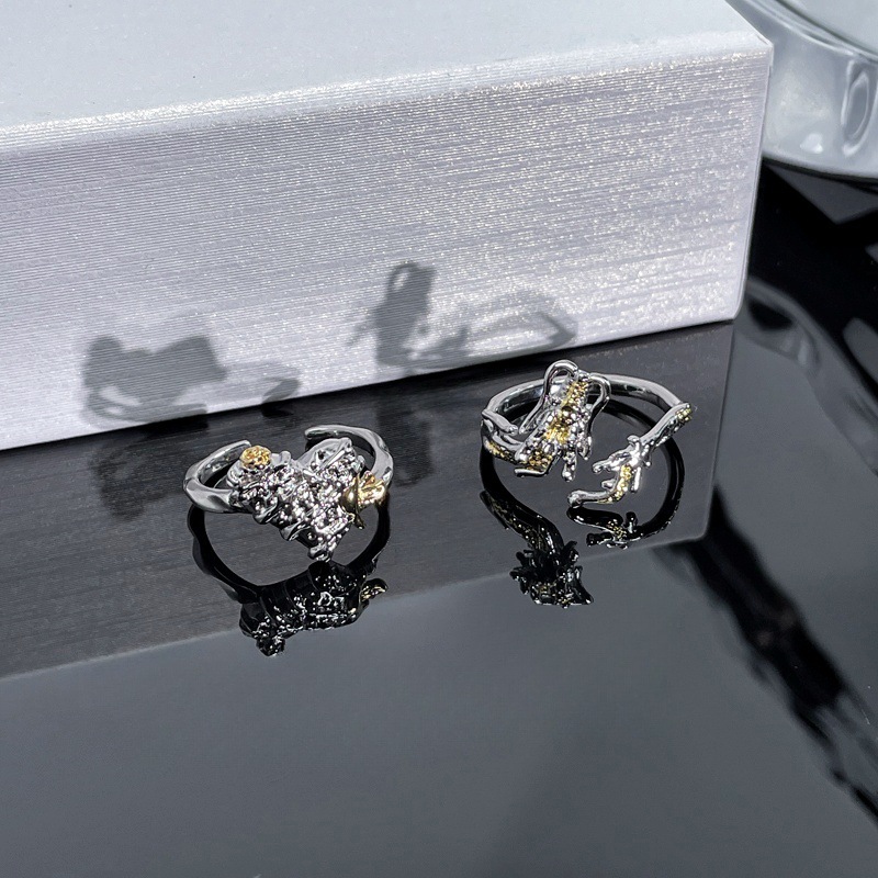 A unique and niche design, a two-color open ring in the shape of a dragon, with an irregular texture and a heart-shaped personality. It's a punk couple's ring Application Scenario