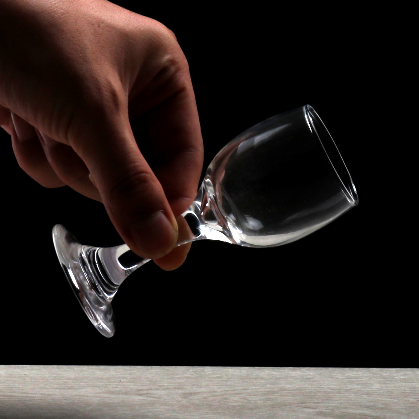 Household glass wine glasses, crystal glass highball glasses, one-piece formed champagne glasses, wine glasses manufacturer wholesale Application Scenario