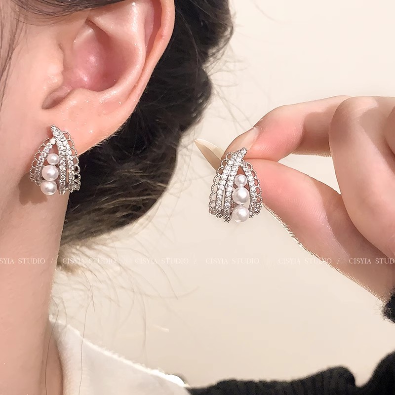 Micro-inlaid zircon lace pearl stud earrings for women, a niche high-end, light luxury and elegant look, Korean retro fashion earrings Application Scenario