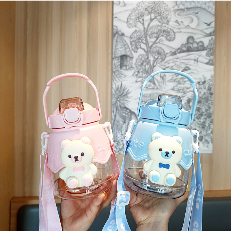 Wholesale large-capacity straw, large-bellied cups, high-appearancelevel bear figurines, water cups with tea strutters, student hand-held and backpack water bottles full figure