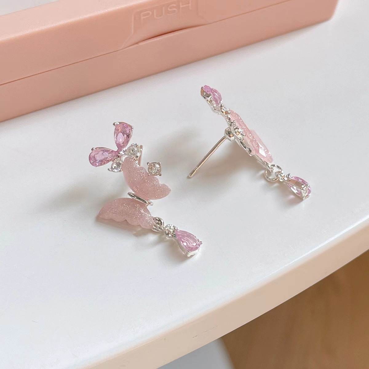The new cream pink butterfly earrings for spring and summer are sweet and versatile for women. The zircon pendant stud earrings are fresh and unique details Picture