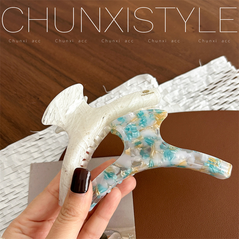 yd Korean acetic acid Shark Clip, france retro large scratch clip, high-end texture, back of the head hair clip Application Scenario