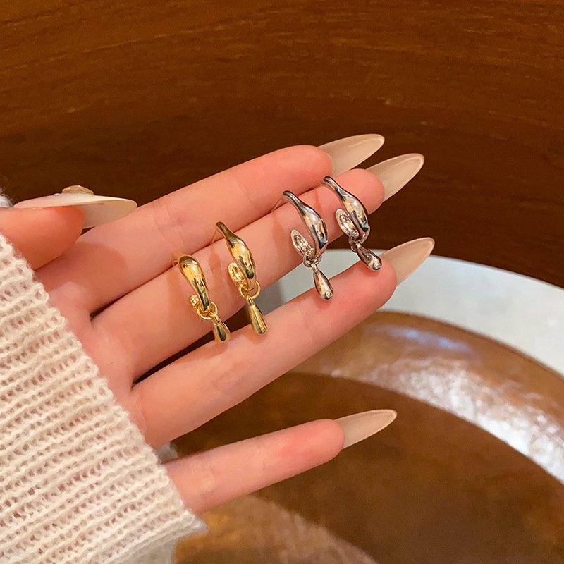 Metal teardrop stud earrings, a new bestseller for women in 2025, feature a light luxury, simple geometric design and a high-end feel full figure