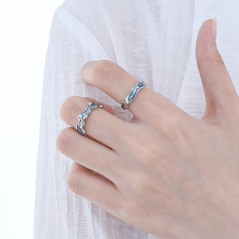 A new irregular pleated blue enamel open ring for women's ins, with a cool and unique stacked ring index finger ring Specification drawing