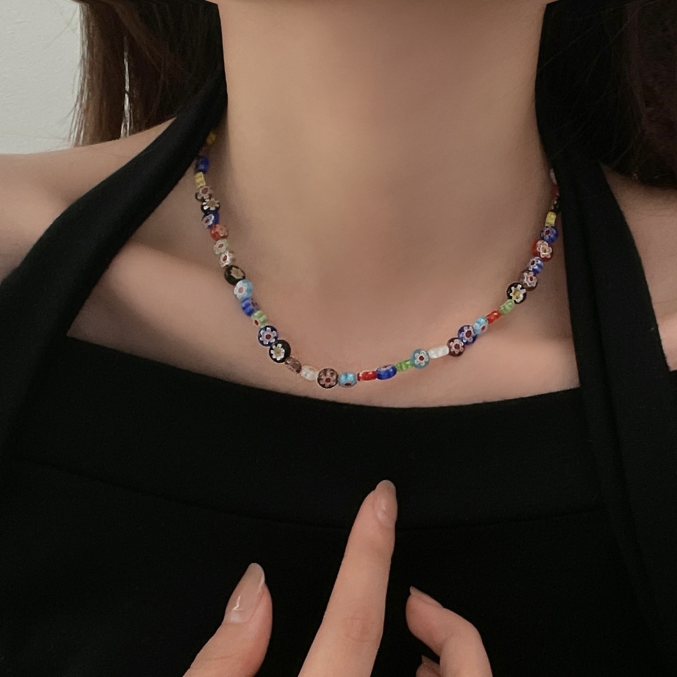 Colorful glass beaded necklace 2023 New Design for women, a niche hip-hop and hot girl collarbone chain accessory details Picture