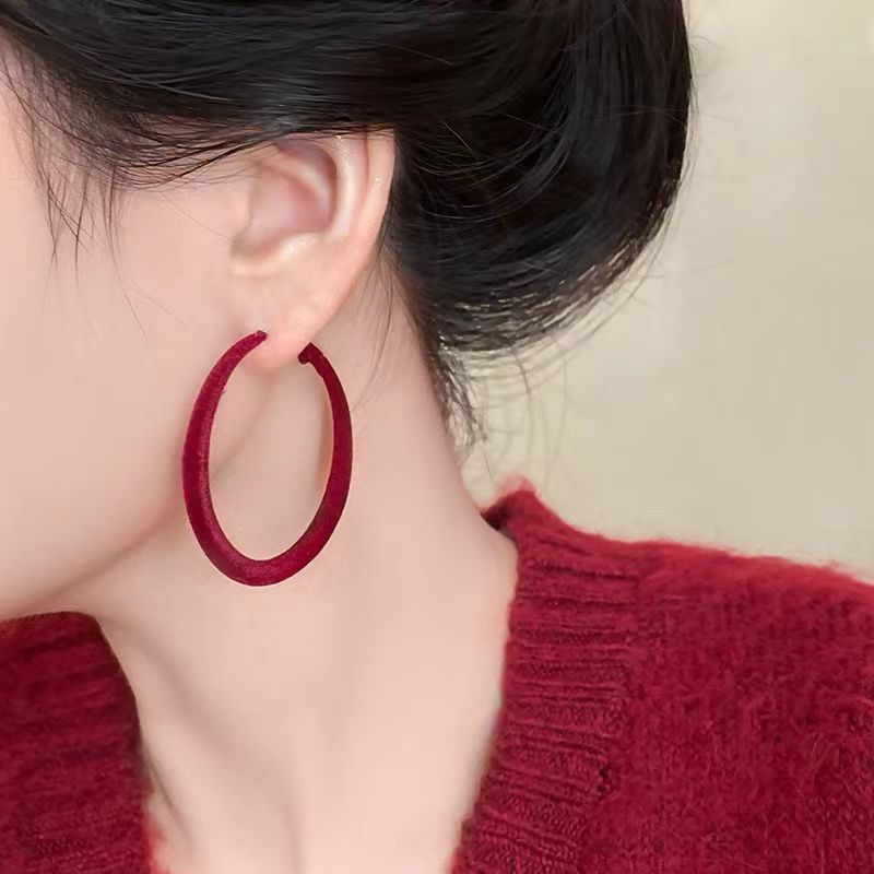 Ankela Red velvet large ear ring women's autumn and winter retro high-end round face earrings 2025 new plain ring earrings Application Scenario