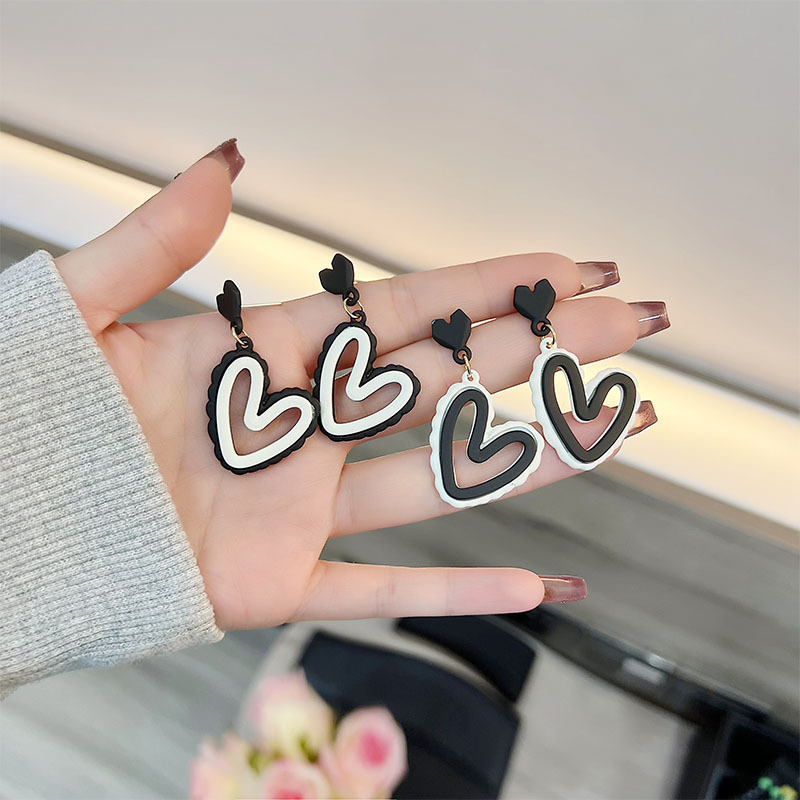 Korean style black and white contrasting heart-shaped earrings, ins niche design sense, high-end sweet and cool stud earrings and earrings wholesale details Picture