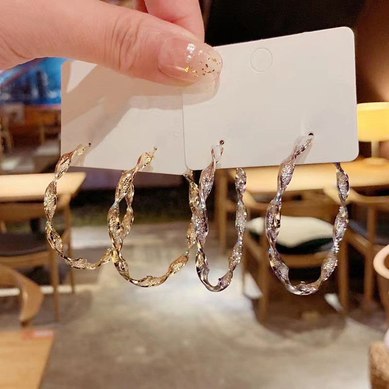 Korean niche design spiral-twisted ear loops for women's ins cold style circle stud earrings, fashionable, individual and versatile earrings full figure