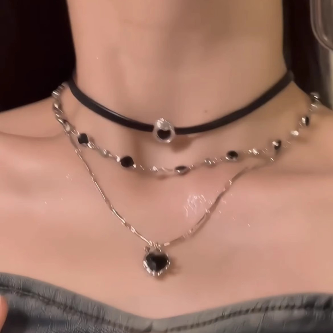 "Black Rope Sweet and Cool Heart" Multi-layer layered necklace for girls, sweet and cool Black leather rope chain collarbone chain choker necklace details Picture