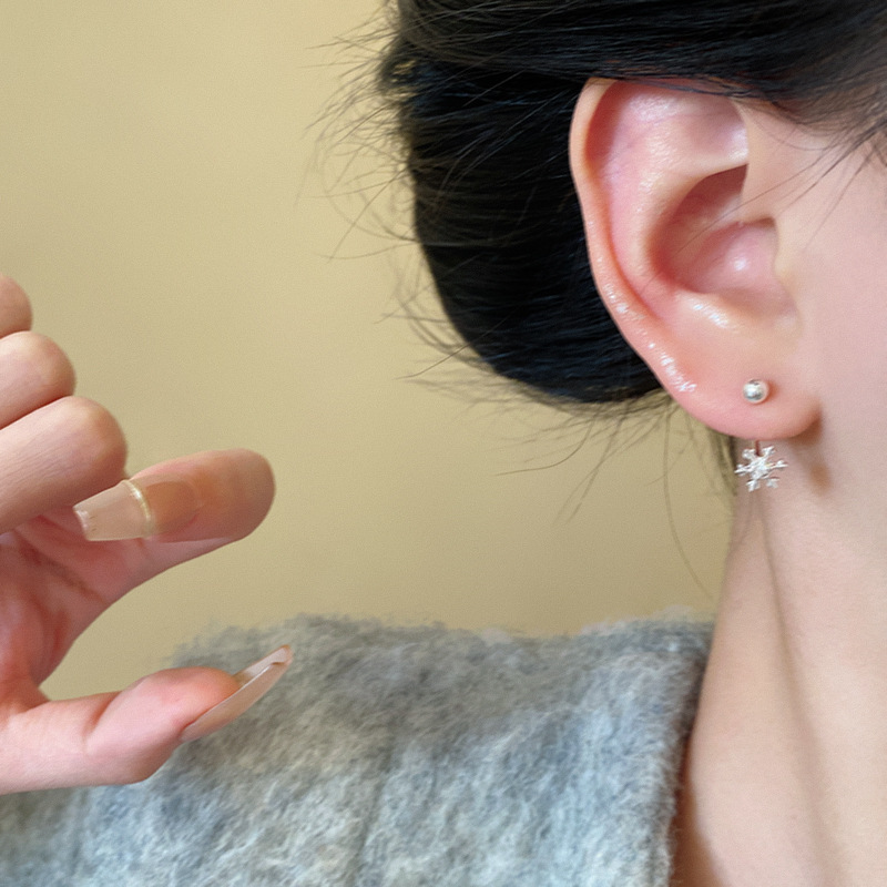 Light luxury, niche and simple snowflake ear studs, women's screw ear bone studs, ear piercing, no need to remove earrings while sleeping, internet-famous earrings Application Scenario