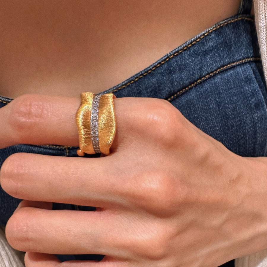 This light luxury retro brushed banana leaf zircon ring features a unique court style design for women, exuding a sense of sophistication and versatility details Picture