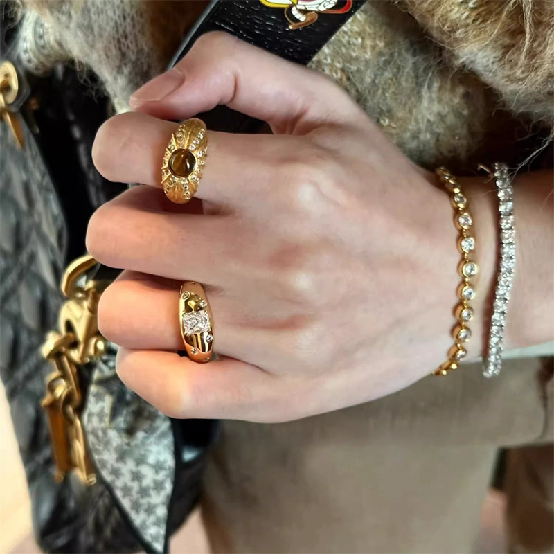 Retro brushed tiger's eye square diamond ring for women, a niche, light luxury and high-end index finger ring, fashionable, exquisite and unique full figure
