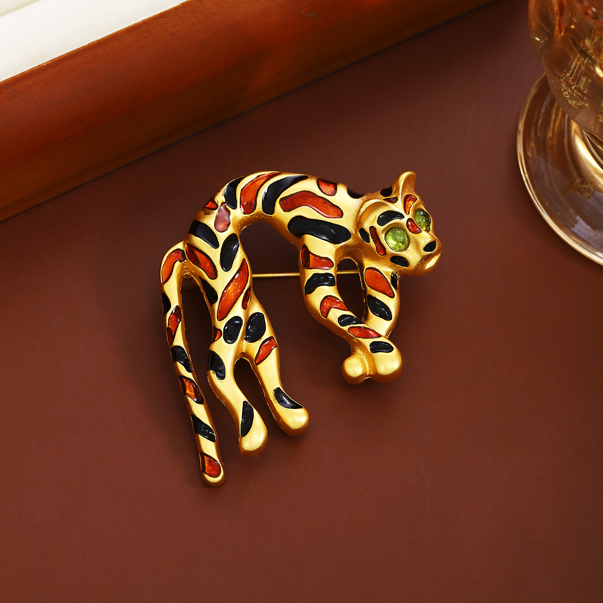 Light luxury three-dimensional enamel colored glass inlaid leopard brooch Vintage vintage unique retro fashion accessory full figure