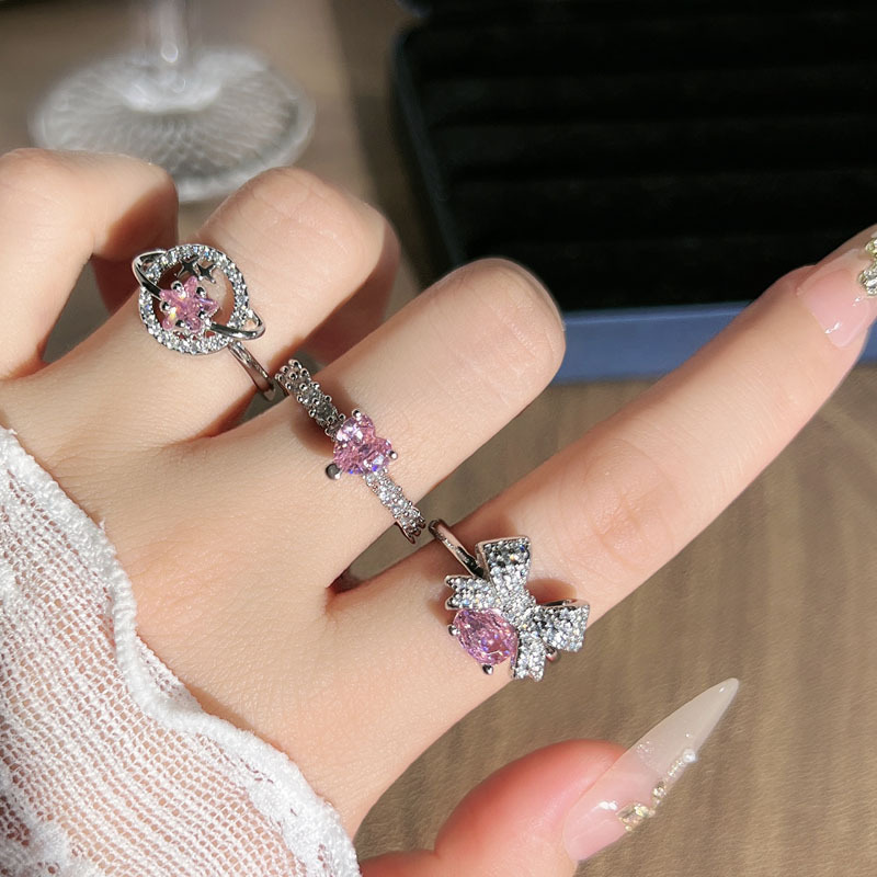 A new and elegant sweet mousse pink diamond bow heart ring, a light luxury and elegant ladylike style, a fashionable and unique index finger ring details Picture