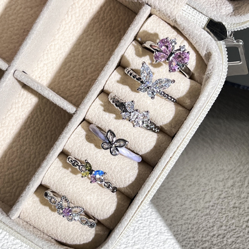 Sweet and cool, small butterfly, fashionable and niche open ring, a simple and elegant style for women, light luxury, high-end and exquisite index finger ring Application Scenario
