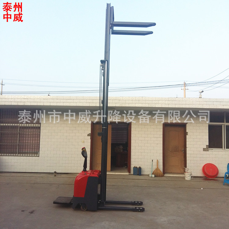 1-ton and 2-ton electric forklifts, 5-meter and 6-meter legless fully automatic stackers, hydraulic stackers, and electric bottle lift loading and unloading forklifts undefined