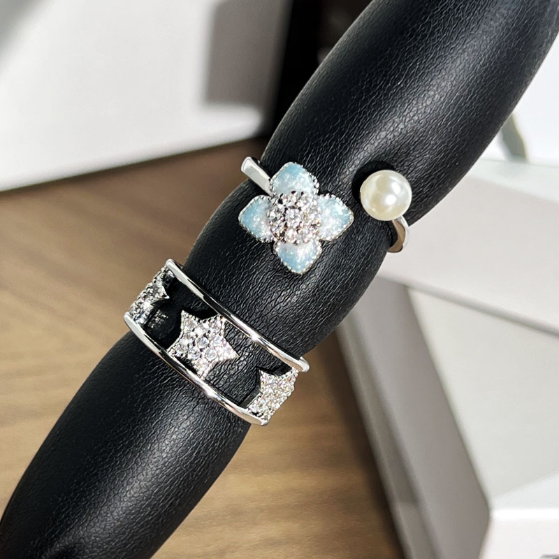 French champs-style gradient enamel four-leaf clove open ring for women, simple hollowed-out star geometric personalized index finger ring Application Scenario