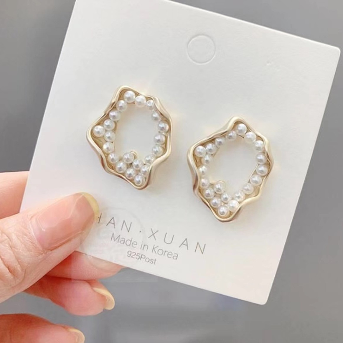The 2025 new irregular conch pearl stud earrings are trendy Instagram-famous earrings, featuring a minimalist and luxurious style full figure