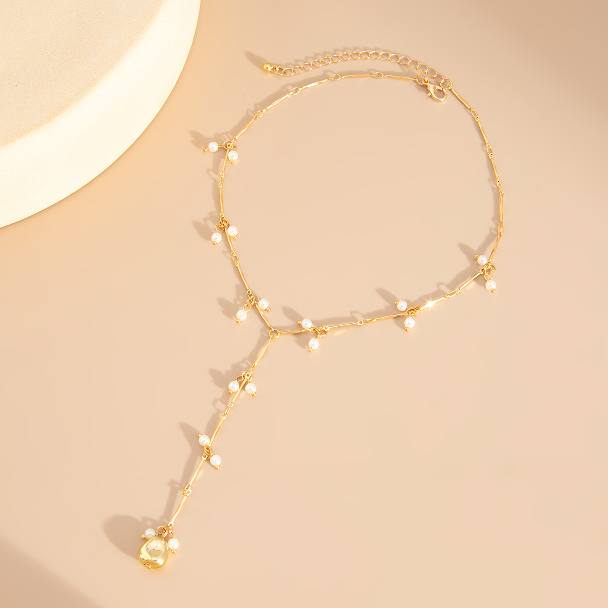 European and American cross-border jewelry, French elegance pearl beaded necklace, fashionable tassel bone chain, metal collarbone chain Application Scenario
