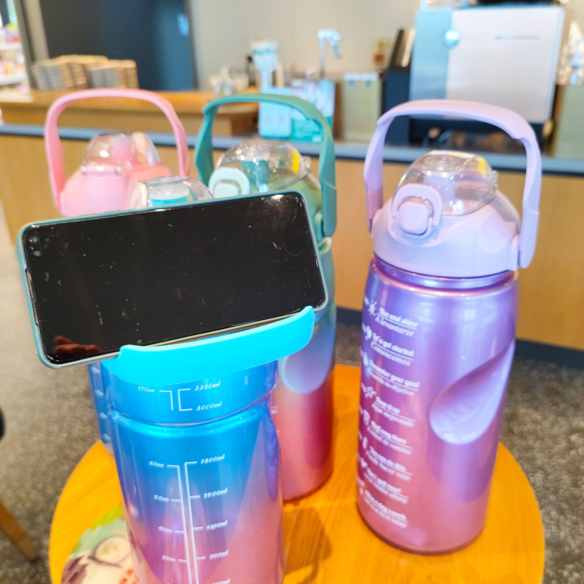A new high-capacity cross-border e-commerce model with a high appearance level, summer high-gloss gradient color plastic straw water cup and sports water bottle details Picture
