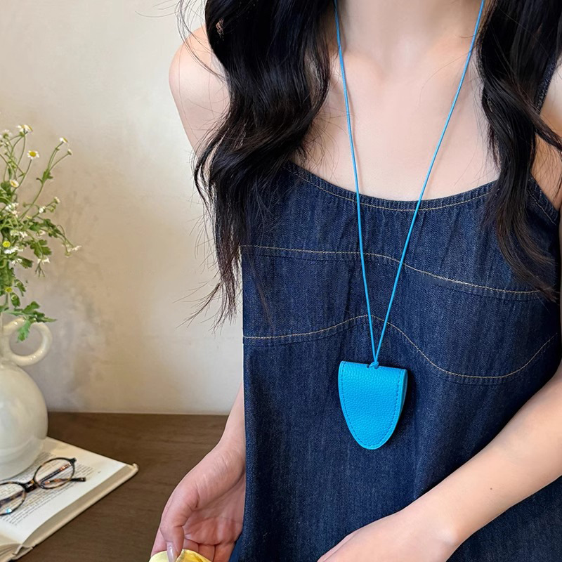 Dopamine magnetic leather halter glasses, necklace, women's sunglasses, lanyard, decorative accessories, long chain, sweater chain Application Scenario