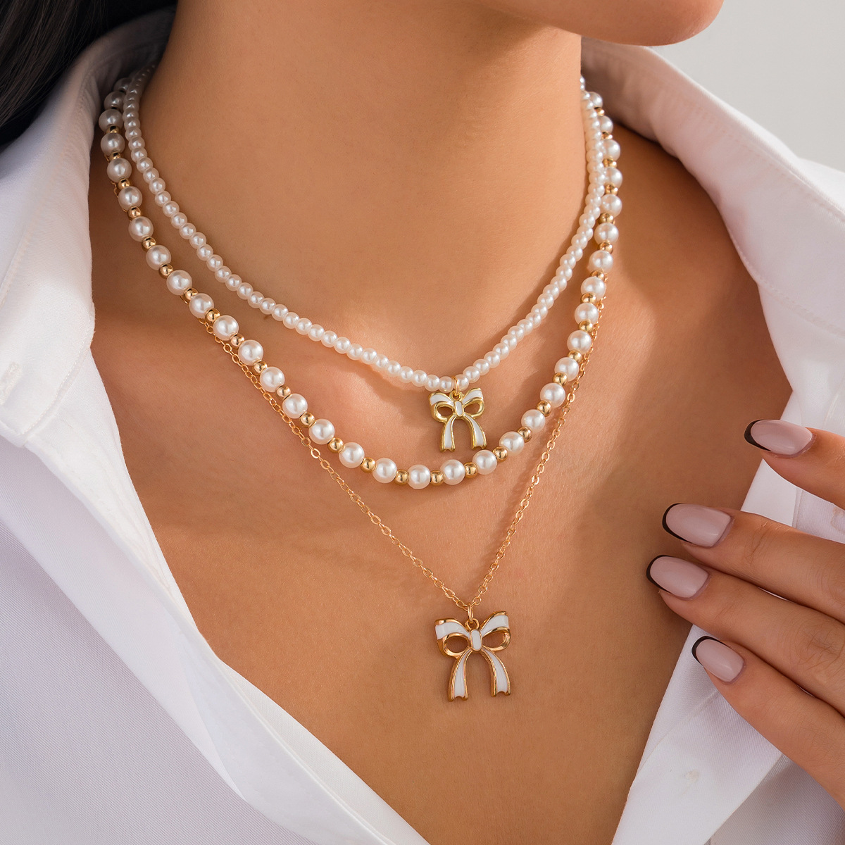 European and American cross-border jewelry, French elegant pearl beaded collarbone chain, fashionable metallic bow pendant necklace details Picture