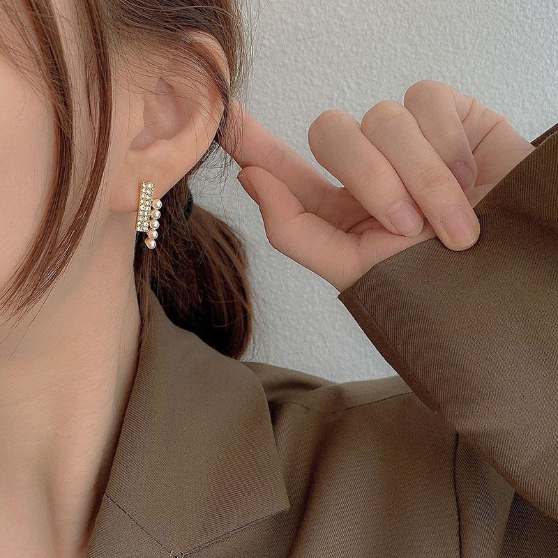 S925 Silver Needle pearl Stud Earrings, a new trendy earrings for women in 2025, are simple and stylish small earrings and earrings that are popular among Korean influencers full figure