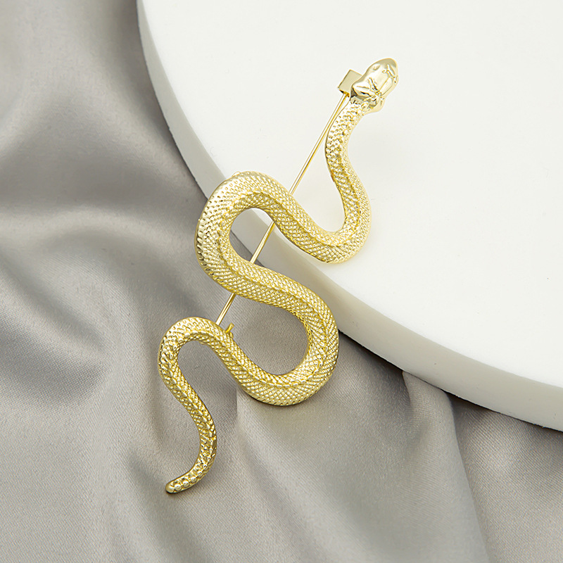 A trendy and retro snake brooch from Europe and America, a fashionable, individual and versatile accessory for men's and women's suit jackets, with pins and badges Specification drawing