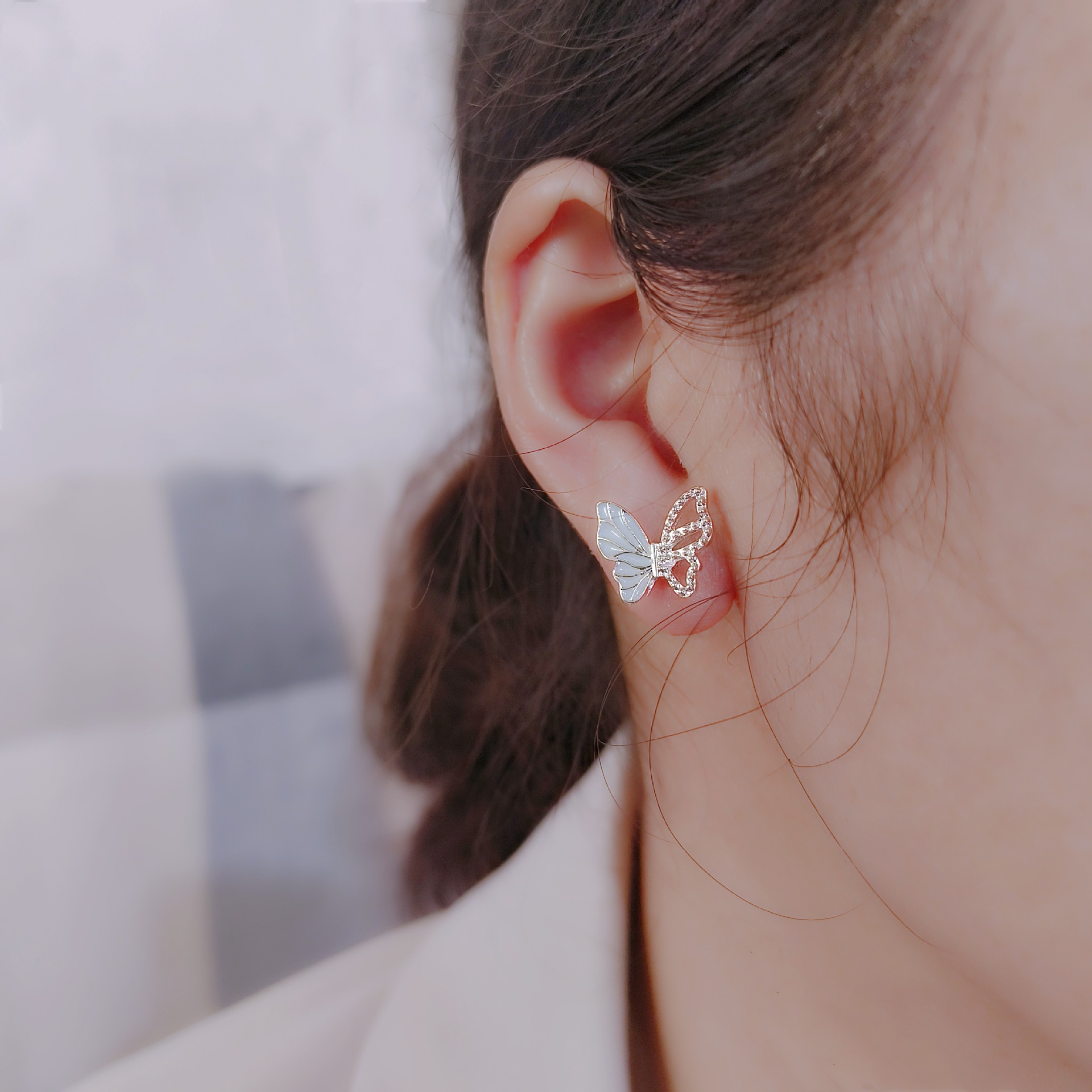 Suitable for ~ Semi-hollowed-out oil-dripping butterfly stud earrings, with a unique and high-end design sense, trendy and versatile on Instagram, and are popular earrings for women details Picture