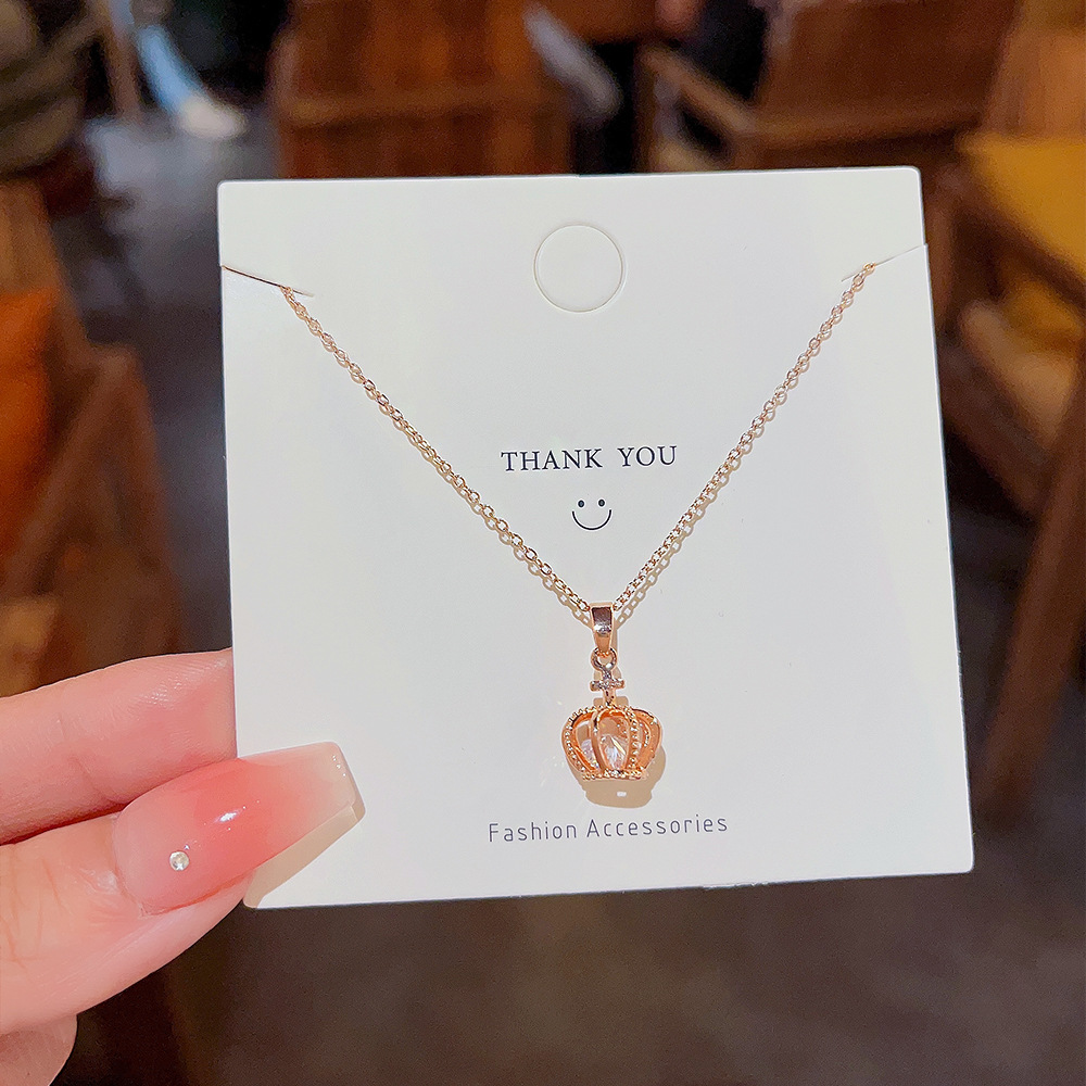 This is a light luxury necklace with a niche design sense in the style of Japanese and Korean Instagram. It features a fashionable and elegant zirconium-inlaid collarbone chain and is a popular online hit full figure