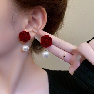 Light luxury and retro style rose stud earrings for women, a new bestseller in 2025, with an Instagram trendy and niche design details Picture
