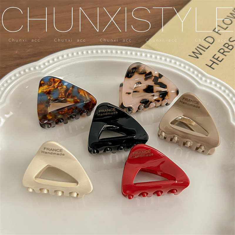 Triangular acetic acid hair clips for women's autumn and winter, small and exquisite hair clips, 2024 new style, popular plate hair clip headwear details Picture