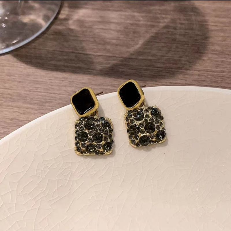 Black glazed light luxury diamond-encrusted earrings for women, a new Korean niche design with a high-end feel, popular stud earrings Specification drawing