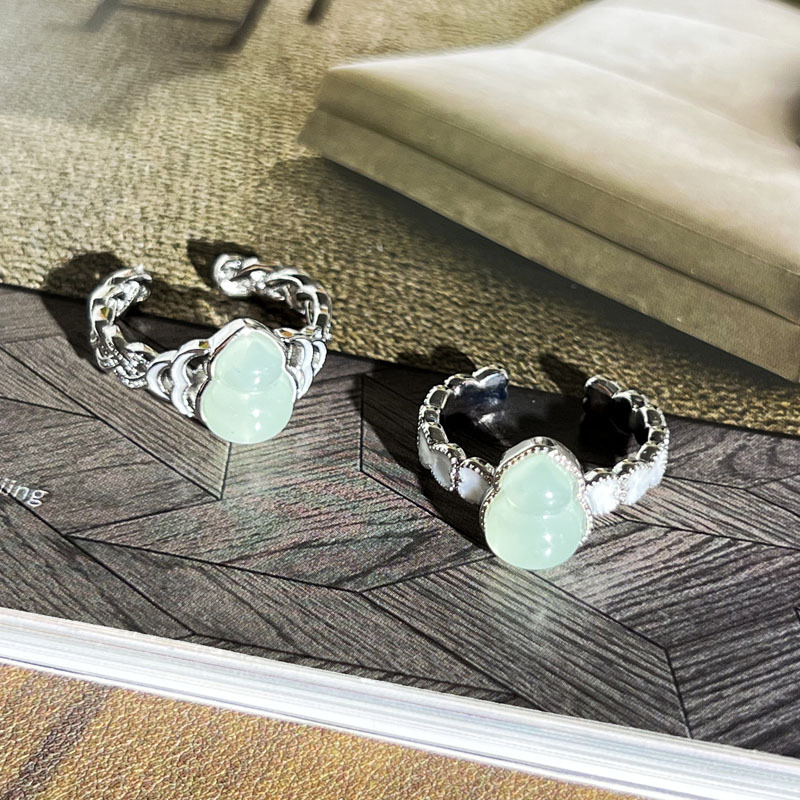 A new, stylish, versatile and high-end ring with a touch of antique style and a light luxury, featuring a chalcedony gourd Application Scenario