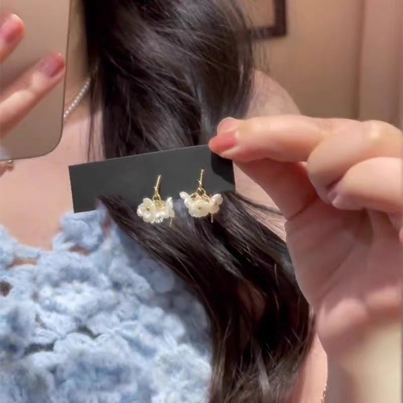 Super fairy camellia tassel earrings, sweet and gentle feminine charm, niche earrings, French retro, versatile and atmospheric earrings Application Scenario