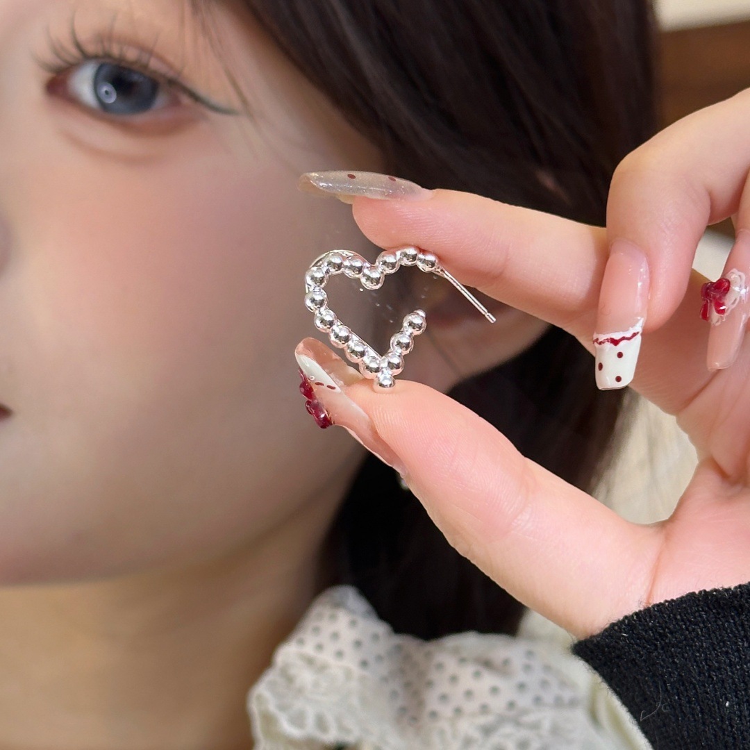 Double Heartbeats! Simple double-layer heart-shaped stud earrings for women on Instagram, with a unique and sophisticated style full figure