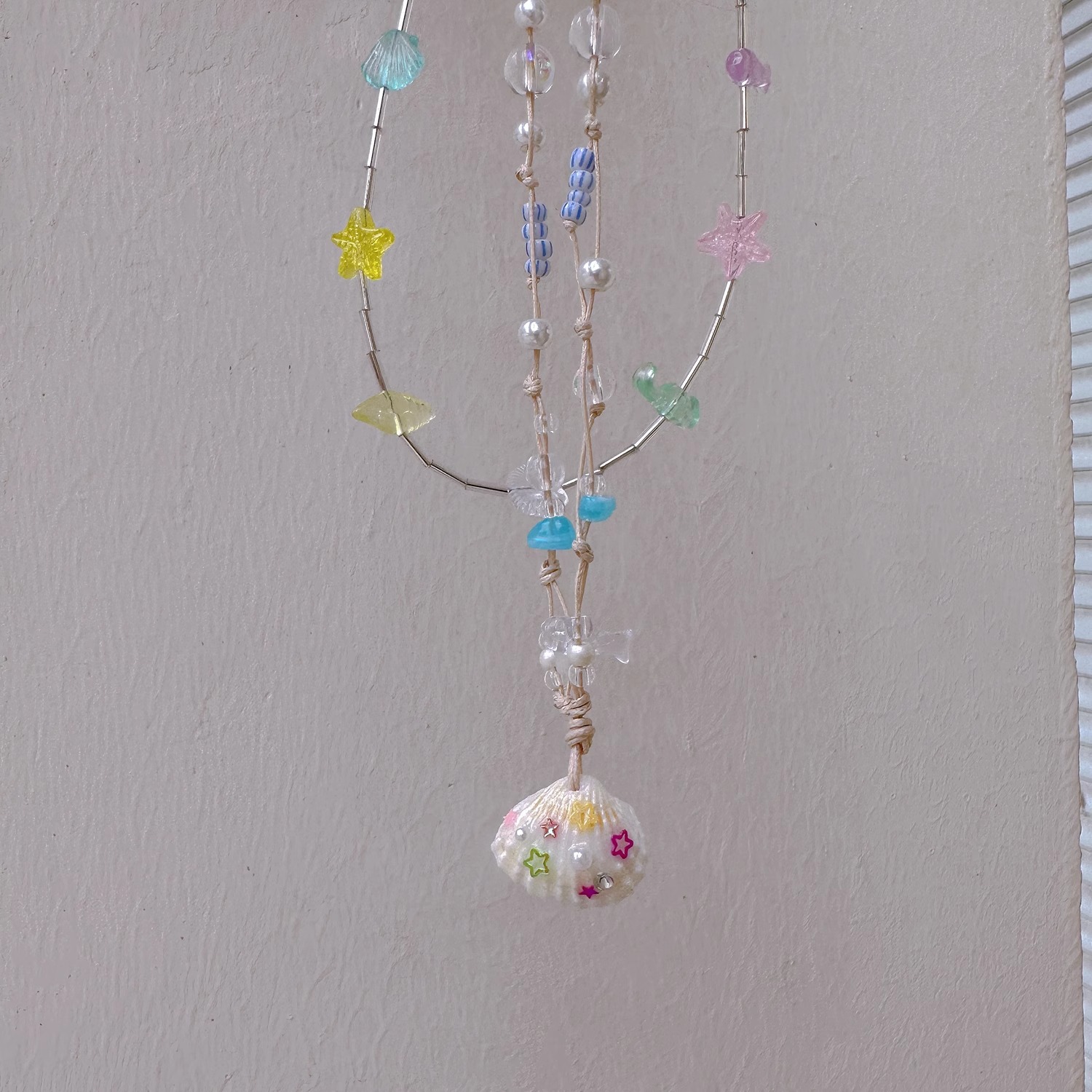Island vacation style ~ Shell and star bejeweled seaside necklace for women, a refreshing summer vibe, an Instagram niche and versatile collarbone chain Application Scenario