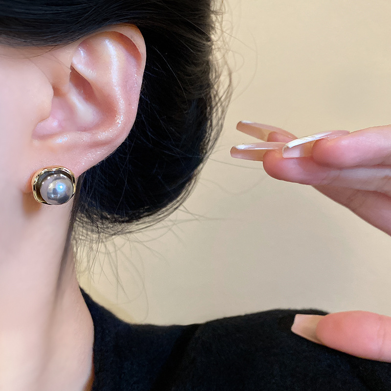 French retro grey pearl stud earrings for women, with a light luxury and niche design sense, versatile and trendy internet-famous earrings and earrings wholesale Application Scenario