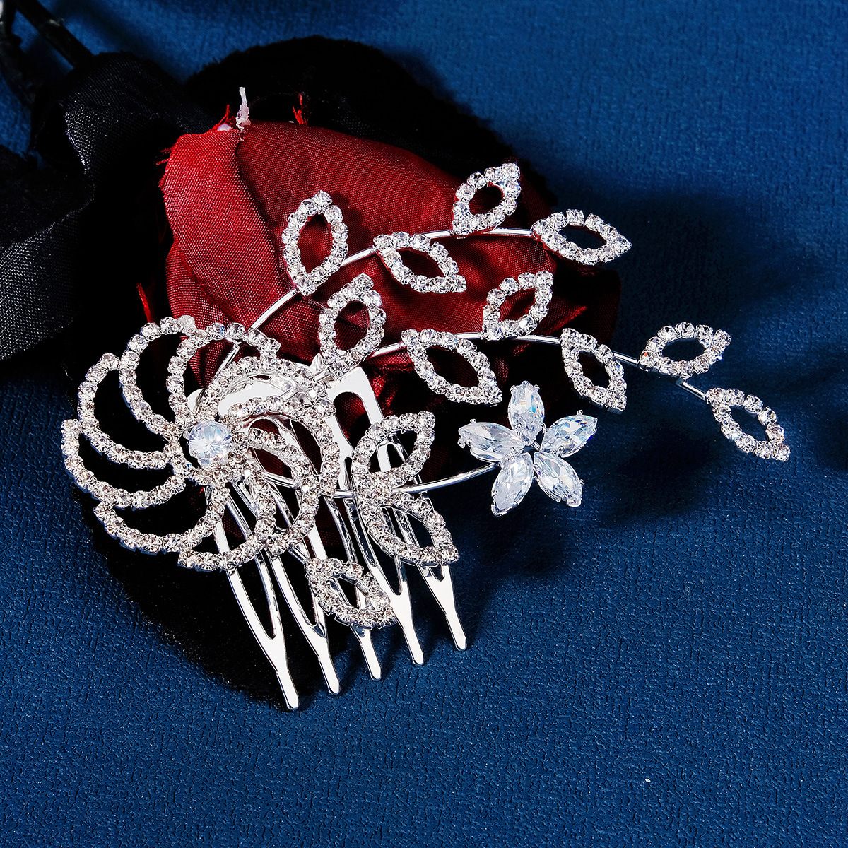 European and American design sense hair accessories, full diamond flower heart-shaped comb, retro bride's updo, alloy zircon five-toothed comb Application Scenario